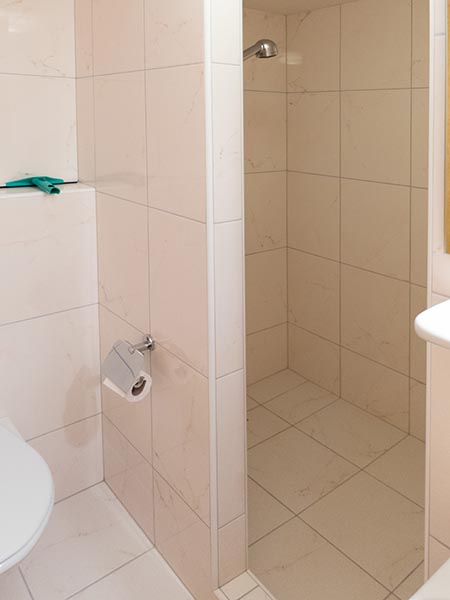 Chasa Spadla: Dusche / WC im Untergeschoss