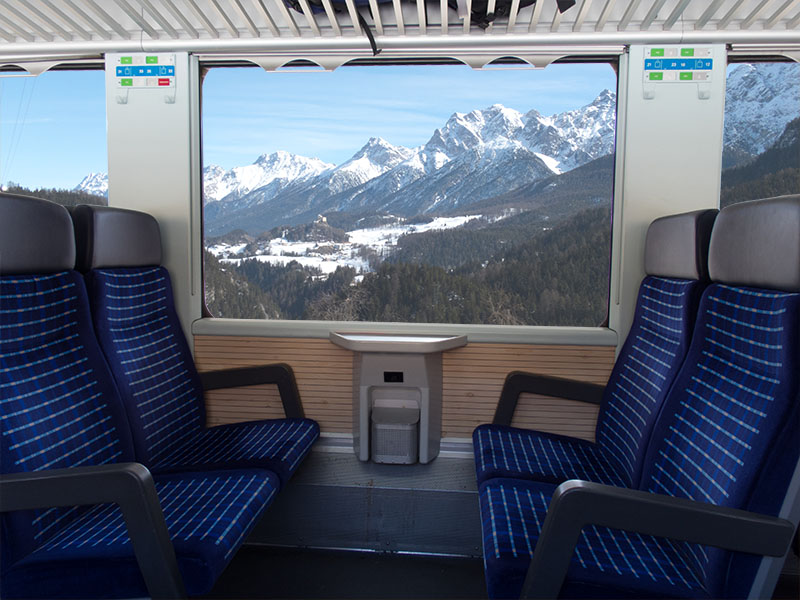 Mit der Bahn unterwegs im Engadin. Bereits die Anreise eröffnet atemberaubende Aussichten