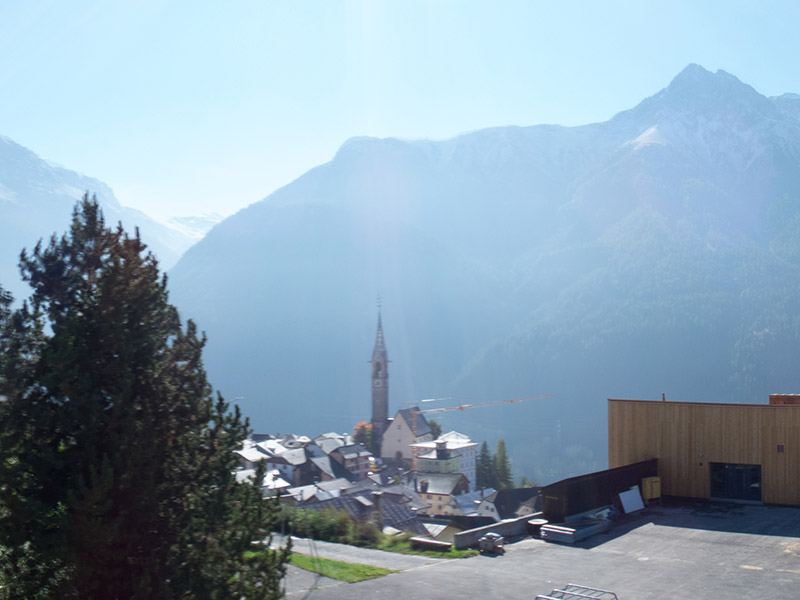 Dal balcone si vede il centro del paese con la chiesa - e le montagne meravigliose nel fondo