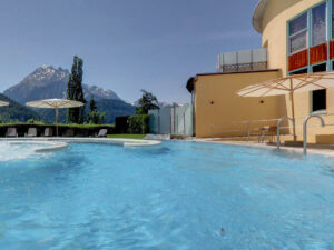 Piscina di acqua calda sullo sfondo delle montagne