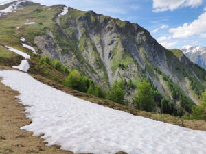 Snowfield in the foreground, mountains behind